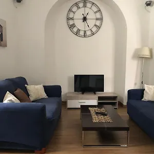 elles-house.hotelitalianriviera.com/